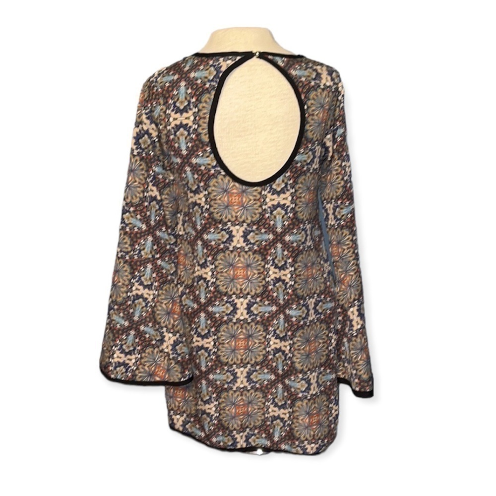 One Clothing Long Sleeve Tunic flare sleeves small multi color pattern - Picture 2 of 9